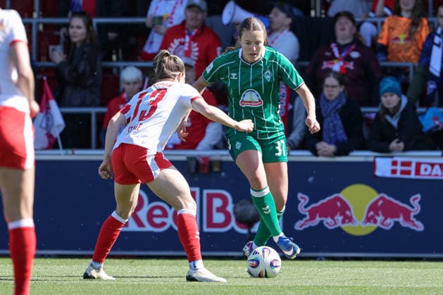from left Sandra Starke RB Leipzig, 13 and Mara Alber SV Werder Bremen, 37 in a duel, dynamic, action, action, game scene, THE DFB REGULATIONS PROHIBIT ANY USE OF PHOTOGRAPHS AS IMAGE SEQUENCES AND OR QUASI VIDEO , 25 04 2026, Leipzig Germany , Football, Google Pixel Womens Bundesliga, RB Leipzig SV Werder Bremen xobx