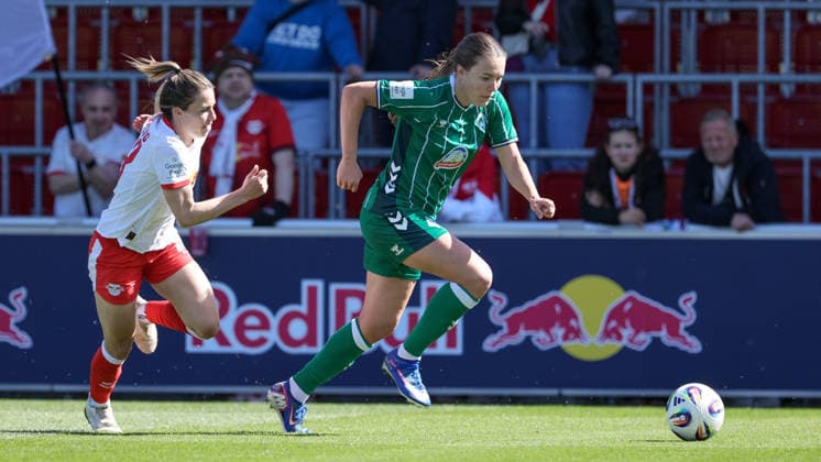 from left Sandra Starke RB Leipzig, 13 and Mara Alber SV Werder Bremen, 37 in a duel, dynamic, action, action, game scene, THE DFB REGULATIONS PROHIBIT ANY USE OF PHOTOGRAPHS AS IMAGE SEQUENCES AND OR QUASI VIDEO , 25 04 2026, Leipzig Germany , Football, Google Pixel Womens Bundesliga, RB Leipzig SV Werder Bremen xobx