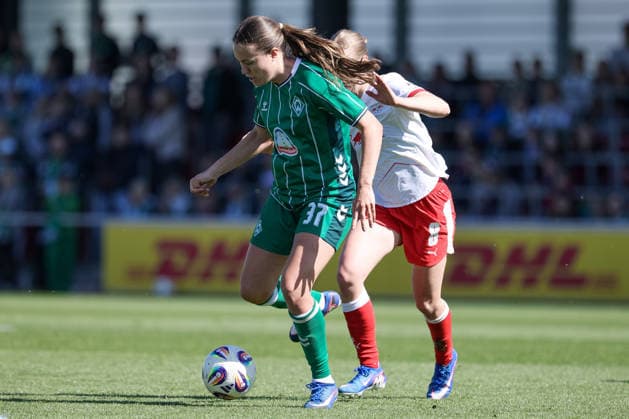 from left Mara Alber SV Werder Bremen, 37 and Emilia Kjaer Asgeirsdottir RB Leipzig, 8 in a duel, dynamic, action, action, game scene, THE DFB REGULATIONS PROHIBIT ANY USE OF PHOTOGRAPHS AS IMAGE SEQUENCES AND OR QUASI VIDEO , 25 04 2026, Leipzig Germany , Football, Google Pixel Womens Bundesliga, RB Leipzig SV Werder Bremen xobx
