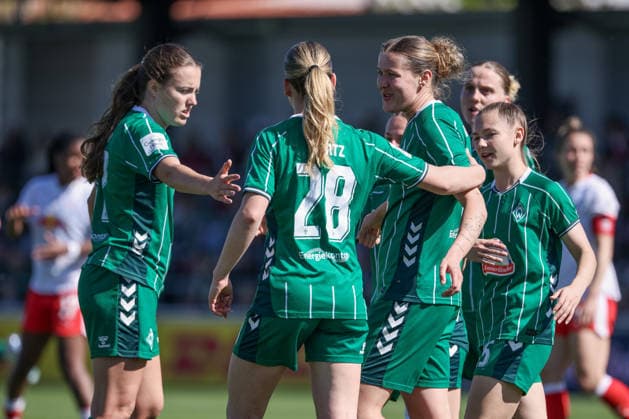 from left Mara Alber SV Werder Bremen, 37 , Juliane Wirtz SV Werder Bremen, 28 , goal scorer Larissa Mühlhaus SV Werder Bremen, 7 and Michelle Weiß SV Werder Bremen, 15 with goal celebration, cheering, jubilant, optimistic, game scene, highlight, joy about the goal to 1 1, THE DFB REGULATIONS PROHIBIT ANY USE OF PHOTOGRAPHS AS IMAGE SEQUENCES AND OR QUASI VIDEO , 25 04 2026, Leipzig Germany , Football, Google Pixel Womens Bundesliga, RB Leipzig SV Werder Bremen xobx