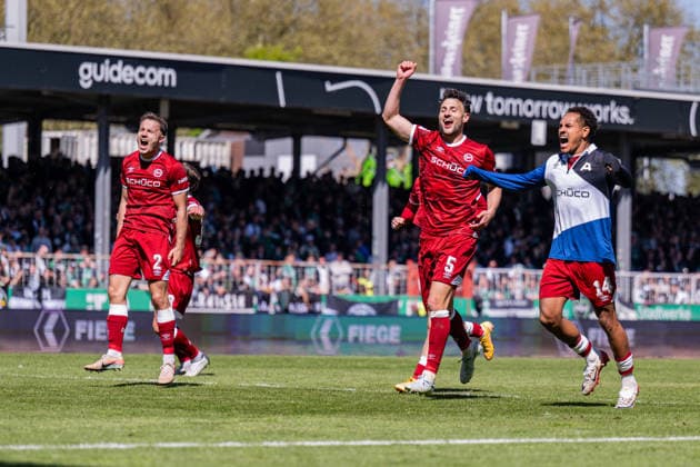 25.04.2026, Fussball, 2. Bundesliga, 31. Spieltag Saison 2025 2026, Preußen Münster - DSC Arminia Bielefeld, Die Spieler von Arminia Bielefeld freuen sich über den Sieg, Felix Hagmann (DSC Arminia Bielefeld), Maximilian Bauer (DSC Arminia Bielefeld), Monju Momuluh (DSC Arminia Bielefeld) xRHR-FOTO TKx Copyright: RHR-FOTOx RHR-FOTO TK