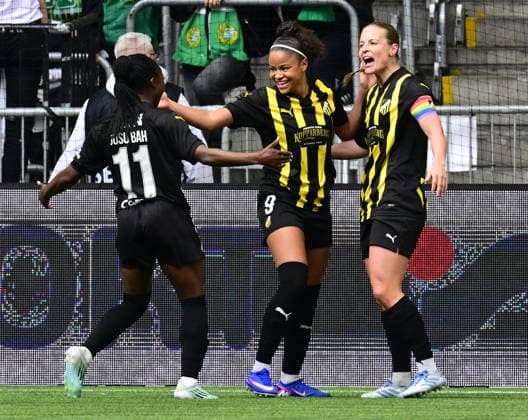STOCKHOLM, SVERIGE 20260425 Häckens Felicia Schröder jublar efter 1-0 och gratuleras av Monica Jusu Bah och Anna Anvegard under den första finalmatchen i Europa Cup mellan Hammarby och Häcken pa 3Arena. STOCKHOLM SVERIGE x10030x  Copyright: xJonasxEkströmer TTx FINAL EUROPA CUP HAMMARBY-HÄCKEN