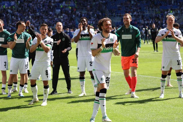25 04 2026, xrekx, Fußball 2 Bundesliga, Karlsruher SC Hannover 96 v l Hannover 96 Mannschaft, Spieler, jubeln nach Spielende, Team, Player, celebrate at the end of the match Kolja Oudenne Hannover 96 DFL DFB REGULATIONS PROHIBIT ANY USE OF PHOTOGRAPHS as IMAGE SEQUENCES and or QUASI VIDEO Karlsruhe