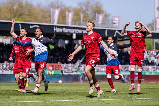 25 04 2026, Football, 2 Bundesliga, Matchday 31 Season 2025 2026, Preußen Münster DSC Arminia Bielefeld, The players of Arminia Bielefeld are happy about the victory, Maximilian Bauer DSC Arminia Bielefeld , Monju Momuluh DSC Arminia Bielefeld , Tim Handwerker DSC Arminia Bielefeld , Jannik Rochelt DSC Arminia Bielefeld xRHR PHOTO TKx Copyright: RHR-FOTOx RHR-FOTO TK