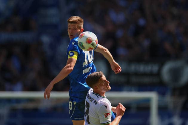 Winning duel in the air Marvin Wanitzek Karlsruher SC, 10 against Enzo Leopold Hannover 96, 08 , Karlsruher SC vs Hannover 96, 2 Bundesliga, 31 Matchday, 2025 2026, 25 04 2026, DFL REGULATIONS PROHIBIT ANY USE OF PHOTOGRAPHS AS IMAGE SEQUENCES AND OR QUASI VIDEO, Karlsruher SC vs Hannover 96, 2 Bundesliga, 31 Matchday, 2025 2026, 25 04 2026 Karlsruhe Copyright: xEibner-Pressefoto JanxPrihodax EP_JPA