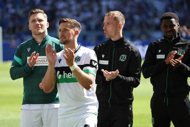25 04 2026, xrekx, Fußball 2 Bundesliga, Karlsruher SC Hannover 96 v l Hannover 96 Mannschaft, Spieler, jubeln nach Spielende, Team, Player, celebrate at the end of the match Enzo Leopold Hannover 96 DFL DFB REGULATIONS PROHIBIT ANY USE OF PHOTOGRAPHS as IMAGE SEQUENCES and or QUASI VIDEO Karlsruhe