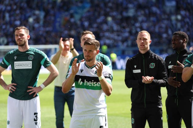 25 04 2026, xrekx, Fußball 2 Bundesliga, Karlsruher SC Hannover 96 v l Hannover 96 Mannschaft, Spieler, jubeln nach Spielende, Team, Player, celebrate at the end of the match Enzo Leopold Hannover 96 DFL DFB REGULATIONS PROHIBIT ANY USE OF PHOTOGRAPHS as IMAGE SEQUENCES and or QUASI VIDEO Karlsruhe