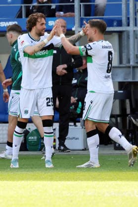 25 04 2026, xrekx, Fußball 2 Bundesliga, Karlsruher SC Hannover 96 v l Torjubel nach dem Tor zum celebrating the goal celebrate 1 2 durch Kolja Oudenne Hannover 96 mit Enzo Leopold Hannover 96 DFL DFB REGULATIONS PROHIBIT ANY USE OF PHOTOGRAPHS as IMAGE SEQUENCES and or QUASI VIDEO Karlsruhe