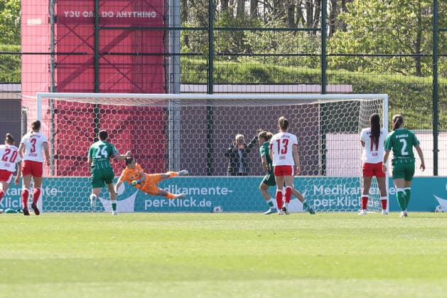 Google Pixel Womens Bundesliga, RB Leipzig SV Werder Bremen 25 04 2026 Larissa Mühlhaus 7, Werder Bremen mitte converts a penalty kick, penalty kick to 1 1 equalizer goal Soccer, Google Pixel Womens Bundesliga, Season 2025 2026, 23 Matchday RB Leipzig vs SV Werder Bremen on 25 04 2026, Training Center Cottaweg, Leipzig DFB REGULATIONS PROHIBIT ANY USE OF PHOTOGRAPHS AS IMAGE SEQUENCES AND OR QUASI VIDEO Copyright: xBEAUTIFULxSPORTS JanxKaeferx