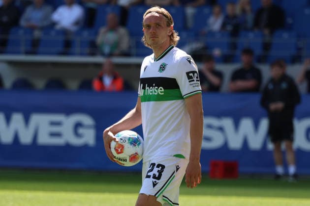 25 04 2026, xrekx, Soccer 2 Bundesliga, Karlsruher SC Hannover 96 v l Stefan Teitur Thordarson Hannover 96 DFL DFB REGULATIONS PROHIBIT ANY USE OF PHOTOGRAPHS as IMAGE SEQUENCES and or QUASI VIDEO Karlsruhe