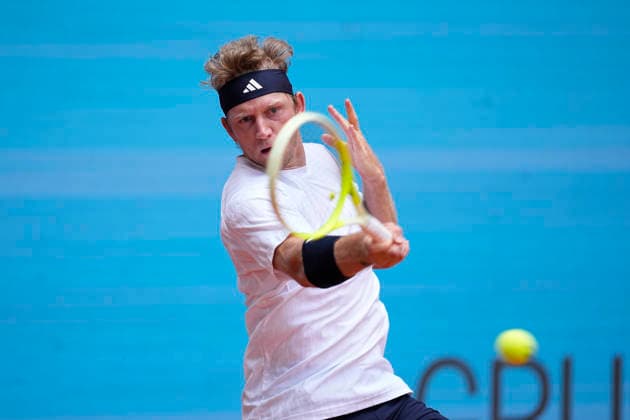 April 25, 2026, Madrid, Madrid, Spain: Alejandro Davidovich Fokina of Spain plays against Pablo Carreno Busta of Spain during the Mutua Madrid Open 2026, ATP, Tennis Herren Masters 1000 and WTA, Tennis Damen 1000, at La Caja Magica on April 25, 2026 in Madrid, Spain. Mutua Madrid Open 2026 - Day 6 - ZUMAa181 20260425_zaa_a181_031 Copyright: xOscarxJ.xBarrosox