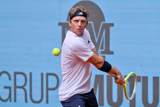 April 25, 2026, Madrid, Madrid, Spain: ALEJANDRO DAVIDOVICH of spain - NIKE plays a backhand against PABLO CARRENO BUSTA of Spain †JOMA during the Mutua Madrid Open 2026, ATP, Tennis Herren Masters 1000 and WTA, Tennis Damen 1000 tennis tournament, celebrated at Caja Magica on April 24, 2026 in Madrid, Spain. Madrid Spain - ZUMAc312 20260425_zsp_c312_200 Copyright: xOscarxManuelxSanchezx