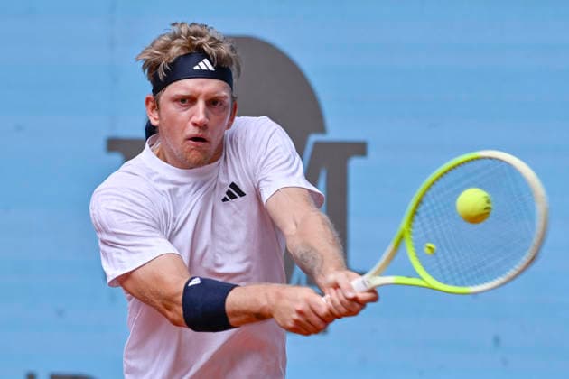 April 25, 2026, Madrid, Madrid, Spain: ALEJANDRO DAVIDOVICH of spain - NIKE plays a backhand against PABLO CARRENO BUSTA of Spain †JOMA during the Mutua Madrid Open 2026, ATP, Tennis Herren Masters 1000 and WTA, Tennis Damen 1000 tennis tournament, celebrated at Caja Magica on April 24, 2026 in Madrid, Spain. Madrid Spain - ZUMAc312 20260425_zsp_c312_198 Copyright: xOscarxManuelxSanchezx