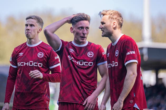 25 04 2026, Soccer, 2 Bundesliga, 31 Matchday Season 2025 2026, Preußen Münster DSC Arminia Bielefeld, Sam Schreck DSC Arminia Bielefeld , Marius Wörl DSC Arminia Bielefeld , Tim Handwerker DSC Arminia Bielefeld xRHR PHOTO TKx Copyright: RHR-FOTOx RHR-FOTO TK