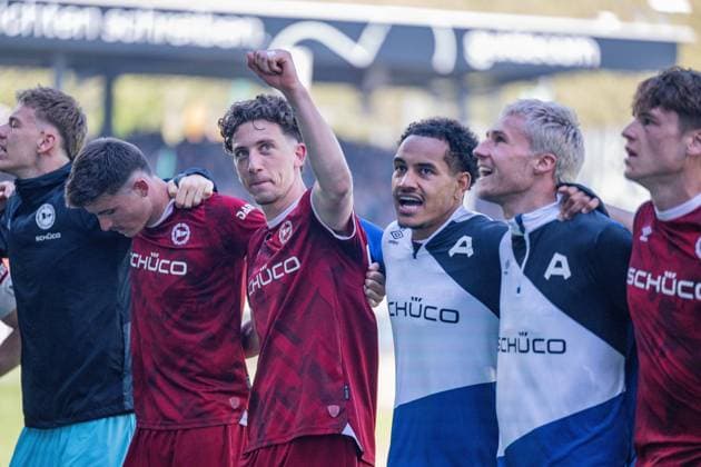 25 04 2026, Soccer, 2 Bundesliga, 31 Matchday Season 2025 2026, Preußen Münster DSC Arminia Bielefeld, The players of Arminia Bielefeld are happy about the victory, Jannik Rochelt DSC Arminia Bielefeld xRHR PHOTO TKx Copyright: RHR-FOTOx RHR-FOTO TK