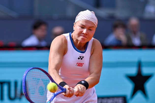 April 25, 2026, Madrid, Madrid, Spain: DIANA SHNAIDER of Russia †YONEX plays a backhand against during the Mutua Madrid Open 2026, ATP, Tennis Herren Masters 1000 and WTA, Tennis Damen 1000 tennis tournament, celebrated at Caja Magica on April 24, 2026 in Madrid, Spain. Mutua Madrid Open 2026 - Day 6 (04.25.26) - ZUMAc312 20260425_zsp_c312_128 Copyright: xOscarxManuelxSanchezx
