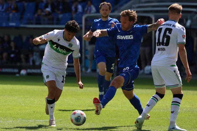 25 04 2026, xrekx, Fußball 2 Bundesliga, Karlsruher SC Hannover 96 v l Husseyn Chakroun Hannover 96 Marcel Franke Karlsruher SC Zweikampf, Aktion, action, battle for the ball DFL DFB REGULATIONS PROHIBIT ANY USE OF PHOTOGRAPHS as IMAGE SEQUENCES and or QUASI VIDEO Karlsruhe