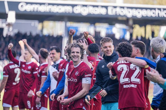 25 04 2026, Soccer, 2 Bundesliga, 31 Matchday Season 2025 2026, Preußen Münster DSC Arminia Bielefeld, The players of Arminia Bielefeld are happy about the victory, Mael Corboz DSC Arminia Bielefeld xRHR PHOTO TKx Copyright: RHR-FOTOx RHR-FOTO TK