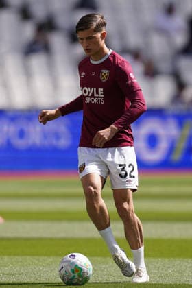 West Ham United v Everton, Premier League Freddie Potts of West Ham United warming up prior to the West Ham United v Everton Premier League match at the London Stadium, London, England on 25 April 2026 Credit: Dylan Hepworth Every Second Media Editorial use only. All images are copyright Every Second Media Limited. No images may be reproduced without prior permission. All rights reserved. Premier League and Football League images are subject to licensing agreements with Football DataCo Limited. see https: www.football-dataco.com Copyright: xIMAGO EveryxSecondxMediax ESM-1946-0008 DylanxHepworthx xEveryxSecondxMediax