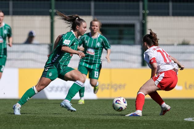 Maja Sternad SV Werder Bremen, 11 on the ball, single image, full body, action, action, match scene, THE DFB GUIDELINES PROHIBIT ANY USE OF PHOTOGRAPHS AS IMAGE SEQUENCES AND OR QUASI VIDEO DFB REGULATIONS PROHIBIT ANY USE OF PHOTOGRAPHS AS IMAGE SEQUENCES AND OR QUASI VIDEO , 25 04 2026, Leipzig Germany , Soccer, Google Pixel Womens Bundesliga, RB Leipzig SV Werder Bremen xobx