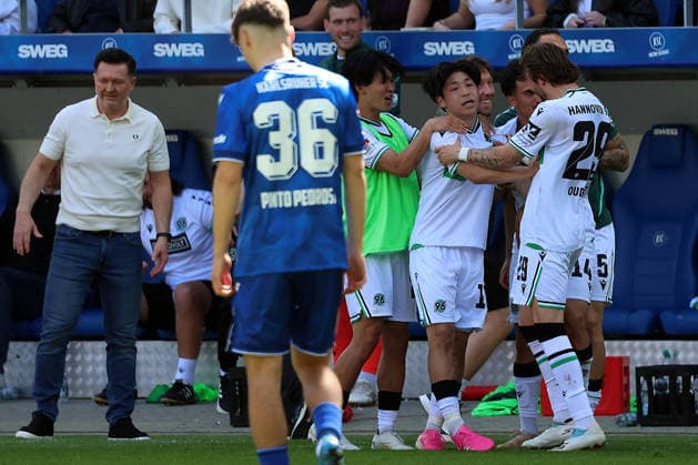 25 04 2026, xrekx, Fussball 2 Bundesliga, Karlsruher SC Hannover 96 v l Torjubel nach dem Tor zum celebrating the goal celebrate 1 3 durch Daisuke Yokota Hannover 96 DFL DFB REGULATIONS PROHIBIT ANY USE OF PHOTOGRAPHS as IMAGE SEQUENCES and or QUASI VIDEO Karlsruhe