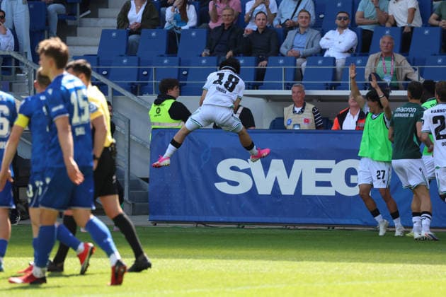 25 04 2026, xrekx, Fussball 2 Bundesliga, Karlsruher SC Hannover 96 v l Torjubel nach dem Tor zum celebrating the goal celebrate 1 3 durch Daisuke Yokota Hannover 96 DFL DFB REGULATIONS PROHIBIT ANY USE OF PHOTOGRAPHS as IMAGE SEQUENCES and or QUASI VIDEO Karlsruhe