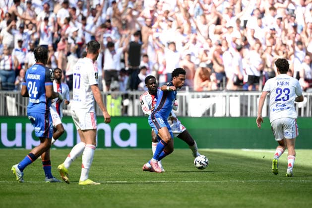 Olympique Lyonnais v AJ Auxerre - Ligue 1 McDonald s 2025 2026 19 Danny NAMASO (aja) - 05 Orel MANGALA (ol) during the Ligue 1 McDonald s match between Lyon and Auxerre at Groupama Stadium on April 25, 2026 in Lyon, France. Lyon France  Copyright: xFEPx 776348368