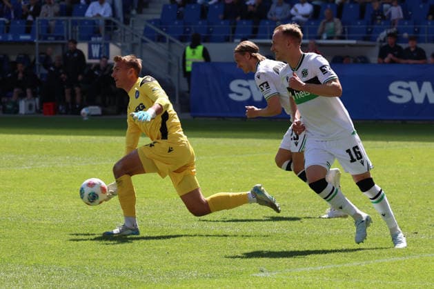 25 04 2026, xrekx, Soccer 2 Bundesliga, Karlsruher SC Hannover 96 v l Hans Christian Bernat Karlsruher SC after the penalty kick DFL DFB REGULATIONS PROHIBIT ANY USE OF PHOTOGRAPHS as IMAGE SEQUENCES and or QUASI VIDEO Karlsruhe