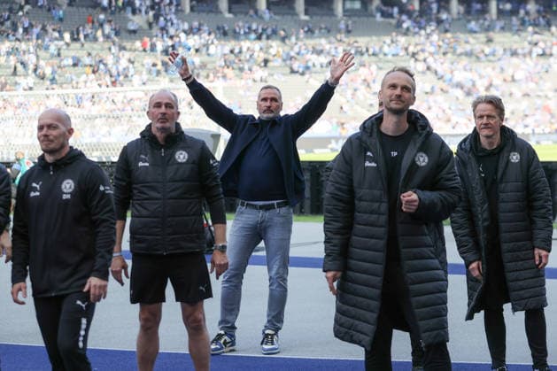25 04 2025, xtgx, Soccer 2 Bundesliga, Hertha BSC Berlin Holstein Kiel emspor, v l Tim Walter Kiel, coach cheering about the victory, cheering after the match DFL DFB REGULATIONS PROHIBIT ANY USE OF PHOTOGRAPHS as IMAGE SEQUENCES and or QUASI VIDEO Berlin