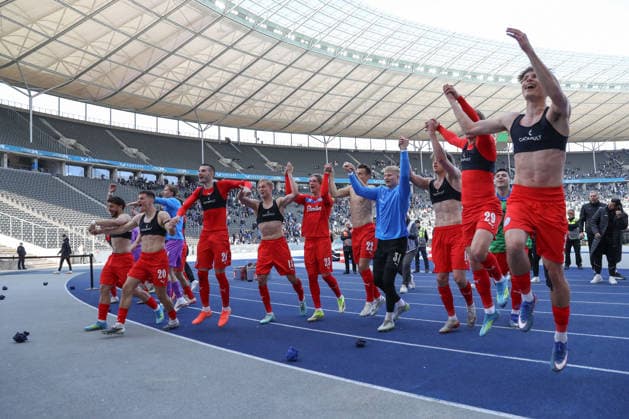 25 04 2025, xtgx, Soccer 2 Bundesliga, Hertha BSC Berlin Holstein Kiel emspor, v l Kiel jubilation over the victory, jubilation after the match DFL DFB REGULATIONS PROHIBIT ANY USE OF PHOTOGRAPHS as IMAGE SEQUENCES and or QUASI VIDEO Berlin