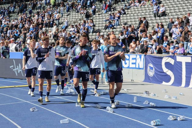 25 04 2025, xtgx, Fussball 2 Bundesliga, Hertha BSC Berlin Holstein Kiel emspor, v l Hertha Bedankt sich bei den Fans enttaeuscht, enttäuscht, schaut enttaeuscht, niedergeschlagen, disappointed DFL DFB REGULATIONS PROHIBIT ANY USE OF PHOTOGRAPHS as IMAGE SEQUENCES and or QUASI VIDEO Berlin