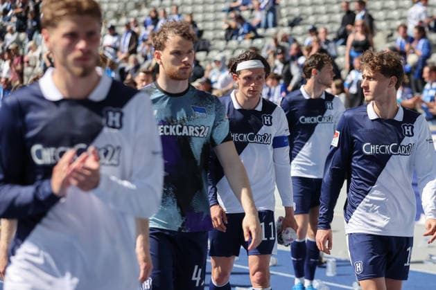 25 04 2025, xtgx, Fussball 2 Bundesliga, Hertha BSC Berlin Holstein Kiel emspor, v l Hertha um Fabian Reese Hertha, 11 Dank sich bei den Fans enttaeuscht, enttäuscht, schaut enttaeuscht, niedergeschlagen, disappointed DFL DFB REGULATIONS PROHIBIT ANY USE OF PHOTOGRAPHS as IMAGE SEQUENCES and or QUASI VIDEO Berlin