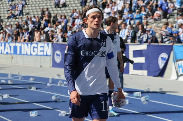 25 04 2025, xtgx, Fussball 2 Bundesliga, Hertha BSC Berlin Holstein Kiel emspor, v l Hertha um Fabian Reese Hertha, 11 Dank sich bei den Fans enttaeuscht, enttäuscht, schaut enttaeuscht, niedergeschlagen, disappointed DFL DFB REGULATIONS PROHIBIT ANY USE OF PHOTOGRAPHS as IMAGE SEQUENCES and or QUASI VIDEO Berlin