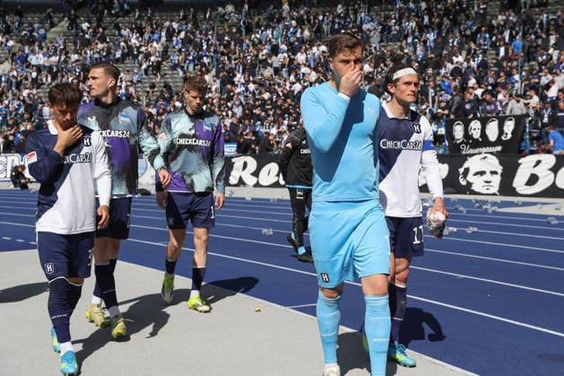25 04 2025, xtgx, Soccer 2 Bundesliga, Hertha BSC Berlin Holstein Kiel emspor, v l Hertha um Tjark Ernst Hertha, 1 und Fabian Reese Hertha, 11 enttaeuscht, enttäuscht, schaut enttaeuscht, niedergeschlagen, disappointed DFL DFB REGULATIONS PROHIBIT ANY USE OF PHOTOGRAPHS as IMAGE SEQUENCES and or QUASI VIDEO Berlin