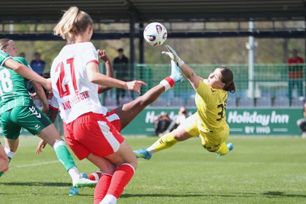 Google Pixel Women Bundesliga, RB Leipzig SV Werder Bremen 25 04 2026 Goalkeeper Mariella El Sherif 39, Werder Bremen clears against Delice Boboy 17, RB Leipzig Soccer, Google Pixel Women Bundesliga, Season 2025 2026, 23 Matchday RB Leipzig vs SV Werder Bremen on 25 04 2026, Training Center Cottaweg, Leipzig DFB REGULATIONS PROHIBIT ANY USE OF PHOTOGRAPHS AS IMAGE SEQUENCES AND OR QUASI VIDEO Copyright: xBEAUTIFULxSPORTS JanxKaeferx
