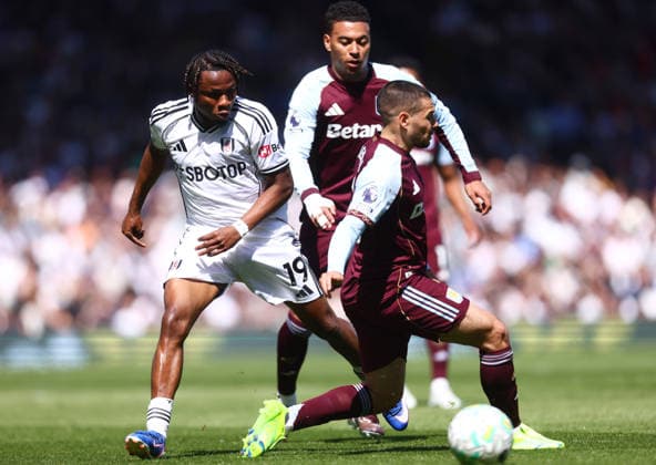 Fulham v Aston Villa, English Premier League, Gtech Community Stadium, Craven Cottage, London, UK - 25 04 2026 Samuel Chukwueze of Fulham slips the ball past Emi Buendia of Aston Villa during the Premier League game at Craven Cottage London Craven Cottage London GBR, UK NEWSPAPERS OUT Copyright: xMarkxGreenwoodx