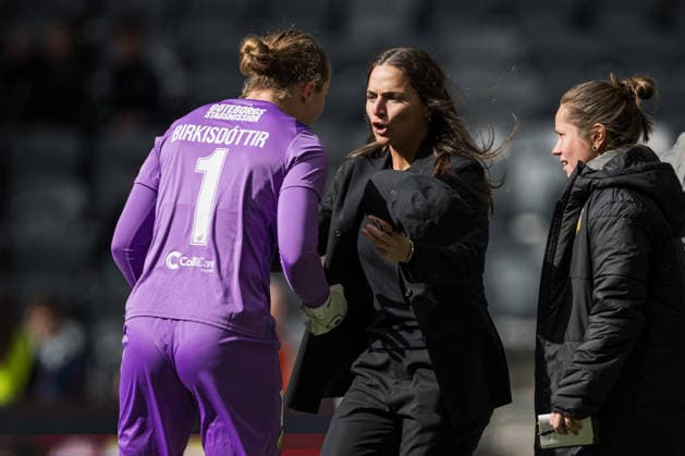 260425 Goalkeeper Fanney Birkisdottir and coach Elena Sadiku of Häcken during the UEFA Women s Europa Cup final match leg 1 between Hammarby and Häcken on April 25, 2026 in Stockholm Photo Jonathan Näckstrand BILDBYRAN COP 94 JN0267 fotboll football soccer fotball europa cup hammarby häcken uefa womens europa cup dam bbeng  Copyright: JONATHANxNÄCKSTRAND BB260425JN023
