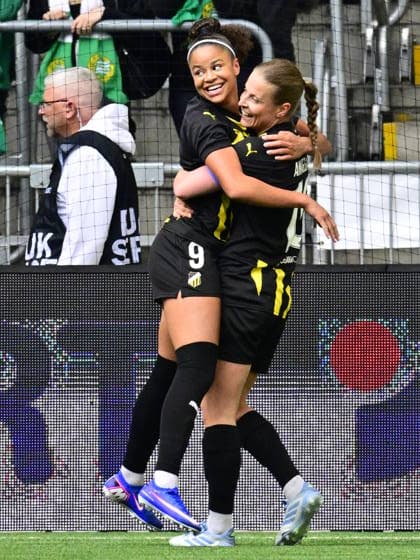 Häckens Felicia Schröder celebrates after scoring 1 0 and is congratulated by Monica Jusu Bah and Anna Anvegard during the first final match of the Europa Cup between Hammarby and BK Häcken at 3Arena in Stockholm, Sweden on April 25, 2026 STOCKHOLM SWEDEN x10030x  Copyright: xJonasxEkströmer TTx FINAL EUROPA CUP HAMMARBY VS HÄCKEN