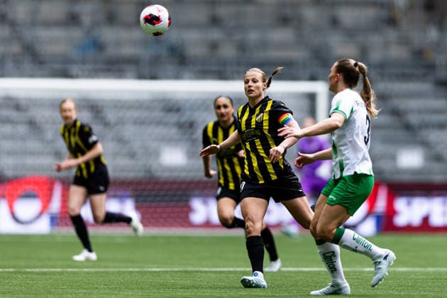 260425 Anna Anvegard of Häcken and Gudrun Arnardottir of Hammarby during the UEFA Women s Europa Cup final match between Hammarby and Häcken on April 25, 2026 in Stockholm Photo Caisa Rasmussen BILDBYRAN COP 353 JN0267 fotboll football soccer fotball europa cup hammarby häcken uefa womens europa cup dam bbeng  Copyright: CAISAxRASMUSSEN BB260425CR010