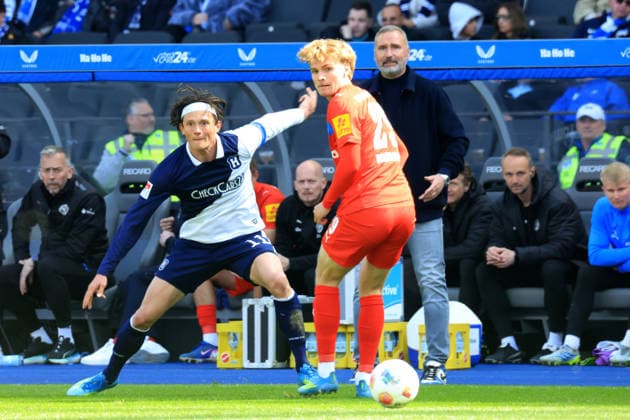 DEU, DFL, 2 FBL, Hertha BSC vs Holstein Kiel, 25 04 2026, Berliner Olympiastadion, Berlin, DEU, DFL, 2 FBL, Hertha BSC vs Holstein Kiel, pictured Fabian Reese Hertha BSC Berlin 11 , Niklas Niehoff Holstein Kiel 29 , Head coach TIM WALTER Holstein Kiel DFL regulations prohibit any use of Photographs as image sequences and or quasi video nordphotoxGmbHx xEngler nph00076