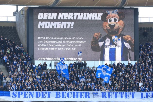 DEU, DFL, 2 FBL, Hertha BSC vs Holstein Kiel, 25 04 2026, Berliner Olympiastadion, Berlin, DEU, DFL, 2 FBL, Hertha BSC vs Holstein Kiel, im Bild Becher spenden DFL regulations prohibit any use of Photographs as image sequences and or quasi video nordphotoxGmbHx xEngler nph00076