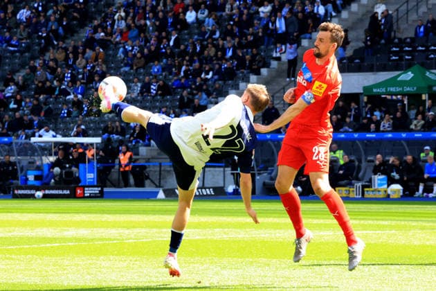 DEU, DFL, 2 FBL, Hertha BSC vs Holstein Kiel, 25 04 2026, Berliner Olympiastadion, Berlin, DEU, DFL, 2 FBL, Hertha BSC vs Holstein Kiel, im Bild Marten Winkler Hertha BSC Berlin 22 , JONAS MEFFERT Holstein Kiel 28 DFL regulations prohibit any use of Photographs as image sequences and or quasi video nordphotoxGmbHx xEngler nph00076