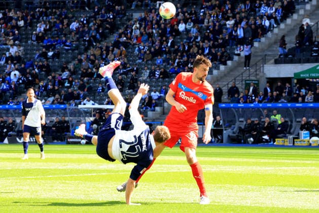 DEU, DFL, 2 FBL, Hertha BSC vs Holstein Kiel, 25 04 2026, Berliner Olympiastadion, Berlin, DEU, DFL, 2 FBL, Hertha BSC vs Holstein Kiel, im Bild Marten Winkler Hertha BSC Berlin 22 , JONAS MEFFERT Holstein Kiel 28 DFL regulations prohibit any use of Photographs as image sequences and or quasi video nordphotoxGmbHx xEngler nph00076