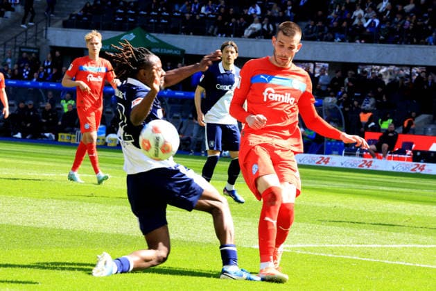 DEU, DFL, 2 FBL, Hertha BSC vs Holstein Kiel, 25 04 2026, Berliner Olympiastadion, Berlin, DEU, DFL, 2 FBL, Hertha BSC vs Holstein Kiel, in the picture Deyovaisio Zeefuik Hertha BSC Berlin 42 , David Zec Holstein Kiel 26 DFL regulations prohibit any use of Photographs as image sequences and or quasi video nordphotoxGmbHx xEngler nph00076
