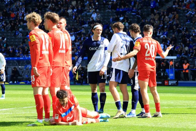 DEU, DFL, 2 FBL, Hertha BSC vs Holstein Kiel, 25 04 2026, Berliner Olympiastadion, Berlin, DEU, DFL, 2 FBL, Hertha BSC vs Holstein Kiel, in the picture free kick, Kiel player, Hertha player circle, Fabian Reese Hertha BSC Berlin 11 , Marton Dardai Hertha BSC Berlin 31 DFL regulations prohibit any use of Photographs as image sequences and or quasi video nordphotoxGmbHx xEngler nph00076