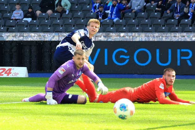 DEU, DFL, 2 FBL, Hertha BSC vs Holstein Kiel, 25 04 2026, Berliner Olympiastadion, Berlin, DEU, DFL, 2 FBL, Hertha BSC vs Holstein Kiel, in the picture Luca Schuler Hertha BSC Berlin 18 , Timon Weiner Holstein Kiel 1 , Marko Ivetic Holstein Kiel 6 DFL regulations prohibit any use of Photographs as image sequences and or quasi video nordphotoxGmbHx xEngler nph00076