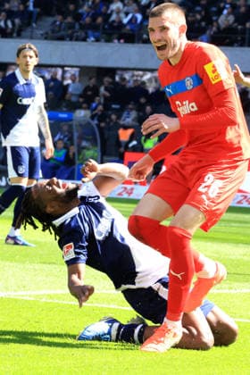 DEU, DFL, 2 FBL, Hertha BSC vs Holstein Kiel, 25 04 2026, Berliner Olympiastadion, Berlin, DEU, DFL, 2 FBL, Hertha BSC vs Holstein Kiel, im Bild Deyovaisio Zeefuik Hertha BSC Berlin 42 , David Zec Holstein Kiel 26 DFL regulations prohibit any use of Photographs as image sequences and or quasi video nordphotoxGmbHx xEngler nph00076