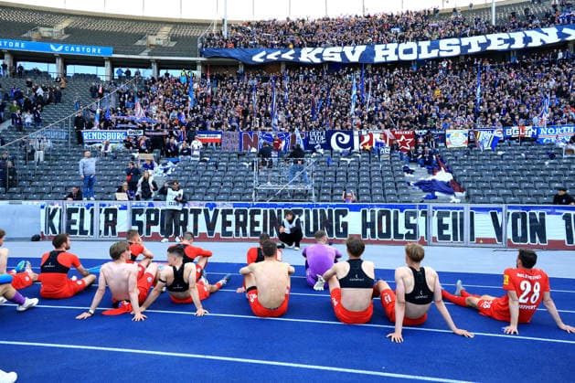 DEU, DFL, 2 FBL, Hertha BSC vs Holstein Kiel, 25 04 2026, Berliner Olympiastadion, Berlin, DEU, DFL, 2 FBL, Hertha BSC vs Holstein Kiel, im Bild Kieler Spieler, Kieler Fans DFL regulations prohibit any use of Photographs as image sequences and or quasi video nordphotoxGmbHx xEngler nph00076