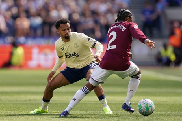 West Ham United v Everton, Premier League Kyle Walker-Peters of West Ham United under pressure from Kiernan Dewsbury-Hall of Everton during the West Ham United v Everton Premier League match at the London Stadium, London, England on 25 April 2026 Credit: Dylan Hepworth Every Second Media Editorial use only. All images are copyright Every Second Media Limited. No images may be reproduced without prior permission. All rights reserved. Premier League and Football League images are subject to licensing agreements with Football DataCo Limited. see https: www.football-dataco.com Copyright: xIMAGO EveryxSecondxMediax ESM-1946-0018 DylanxHepworthx xEveryxSecondxMediax