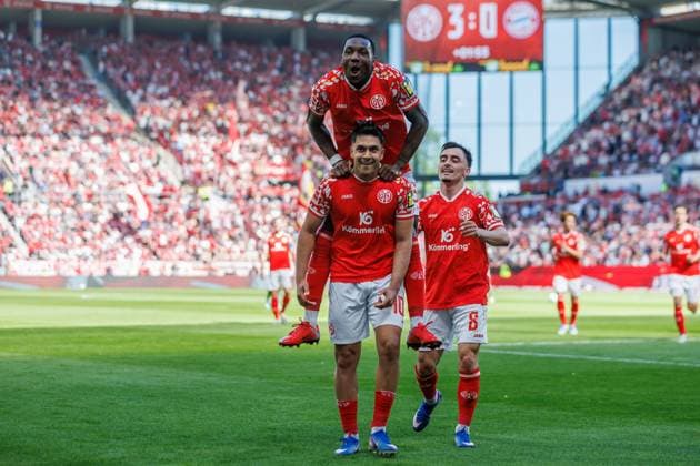 Sheraldo Becker (FSV Mainz 05) bejubelt den Treffer zum 3:0 mit Nadiem Amiri (FSV Mainz 05) und Paul Nebel (FSV Mainz 05), FSV Mainz 05 vs FC Bayern Muenchen, Fussball, 1. Bundesliga, 31. Spieltag, Saison 2025 2026, 25.04.2025 DFB regulations prohibit any use of photographs as image sequences and or quasi-video. FSV Mainz 05 vs FC Bayern Muenchen, Fussball, 1. Bundesliga, 31. Spieltag, Saison 2025 2026, 25.04.2025 *** Sheraldo Becker FSV Mainz 05 celebrates the goal to 3 0 with Nadiem Amiri FSV Mainz 05 and Paul Nebel FSV Mainz 05 , FSV Mainz 05 vs FC Bayern Muenchen, Football, 1 Bundesliga, 31 Matchday, Saison 2025 2026, 25 04 2025 DFB regulations prohibit any use of photographs as image sequences and or quasi video FSV Mainz 05 vs FC Bayern Muenchen, Football, 1 Bundesliga, 31 Matchday, Saison 2025 2026, 25 04 2025 Copyright: xEibner-Pressefoto AlexanderxNeisx EP_ANS